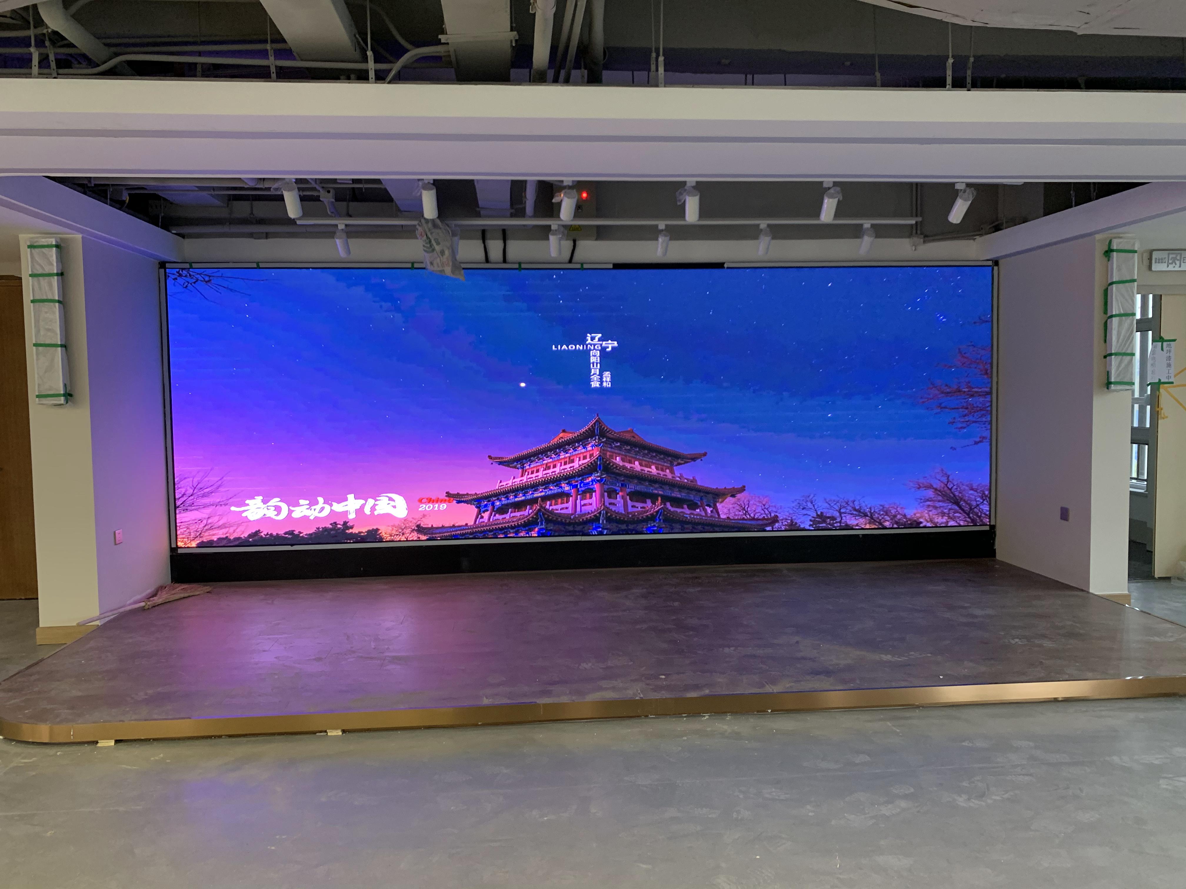 “會議室屏幕掛多高？人體工學高度公式+高管身高適配表”